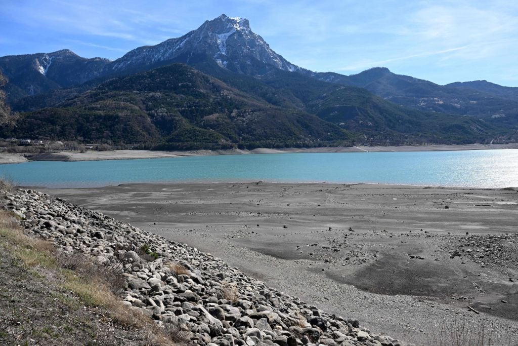 Un lago enfrenta la sequía en los Alpes en Francia