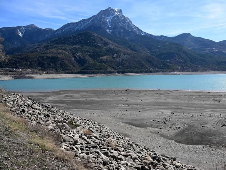 Un lago enfrenta la sequía en los Alpes en Francia