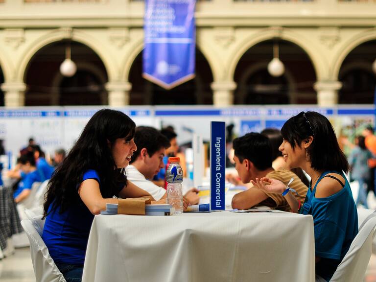 Entrarían antes a trabajar: Las 10 carreras donde los alumnos se titulan más rápido en Chile