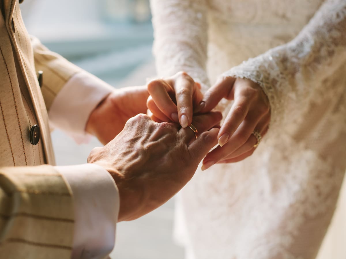 Estrella de la música mundial se casa con guía turístico de caimanes: las imágenes de la sorpresiva boda en un pantano