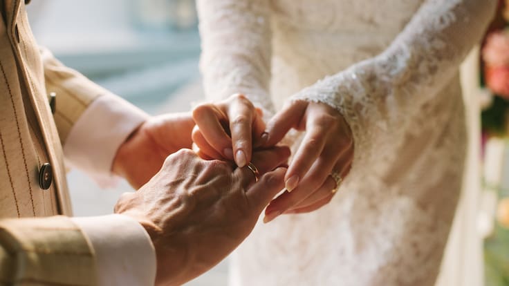 Estrella de la música mundial se casa con guía turístico de caimanes: las imágenes de la sorpresiva boda en un pantano