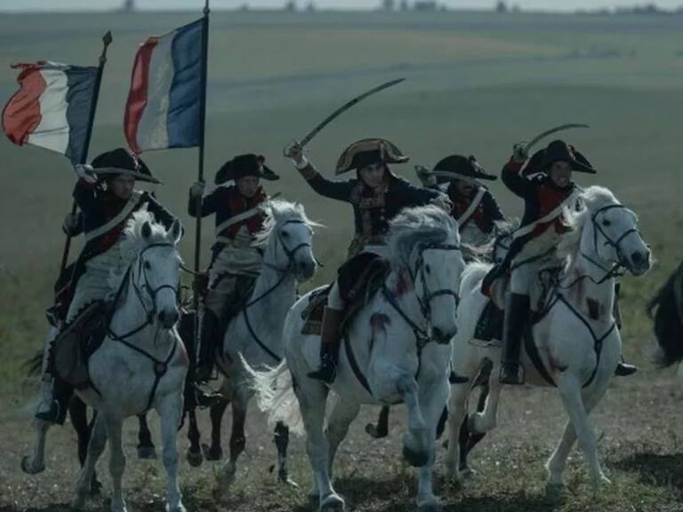 Joaquin Phoenix se alza como emperador en el nuevo tráiler de «Napoleón»