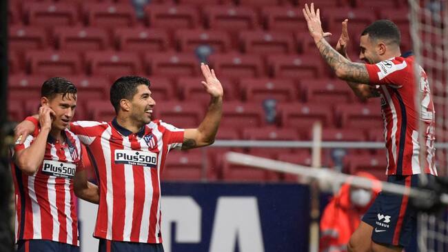 Atletico Madrid's Uruguayan forward Luis Suarez (C) celebrates his second goal during the Spanish league football match between Club Atletico de Madrid and Elche CF at the Wanda Metropolitano stadium in Madrid on December 19, 2020. (Photo by OSCAR DEL POZO / AFP) (Photo by OSCAR DEL POZO/AFP via Getty Images)