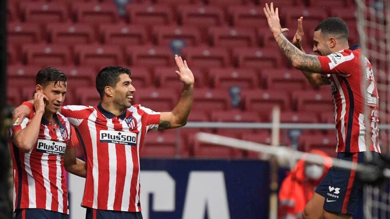 Atletico Madrid's Uruguayan forward Luis Suarez (C) celebrates his second goal during the Spanish league football match between Club Atletico de Madrid and Elche CF at the Wanda Metropolitano stadium in Madrid on December 19, 2020. (Photo by OSCAR DEL POZO / AFP) (Photo by OSCAR DEL POZO/AFP via Getty Images)