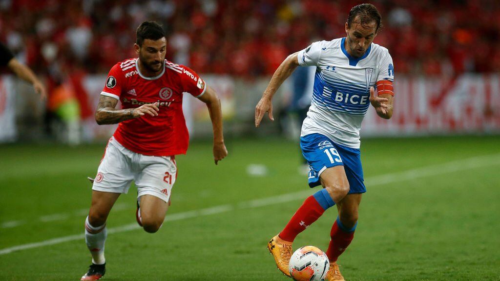 PORTO ALEGRE, BRAZIL - MARCH 03: Gabriel Boschilia of Internacional competes for the ball with José Pedro Fuenzalida of Universidad Catolica during a Group E match between Internacional and Universidad Catolica as part of Copa CONMEBOL Libertadores 2020 on March 3, 2020 in Porto Alegre, Brazil. (Photo by Bruna Prado/Getty Images)