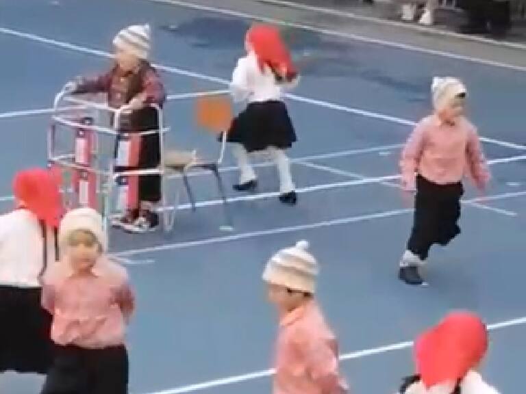 Fiestas Patrias: niño en situación de discapacidad baila con sus compañeros en acto escolar