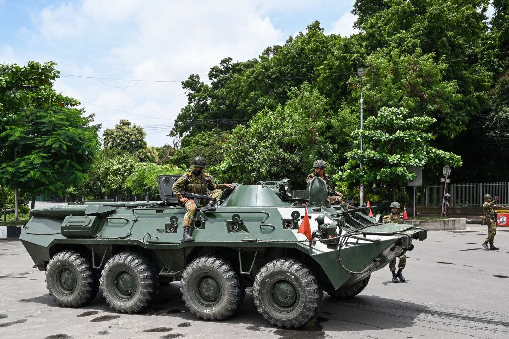Efectivos militares y carros blindados se despliegan en las ciudades de Bangladesh por el interés del gobierno de impedir las protestas estudiantiles.