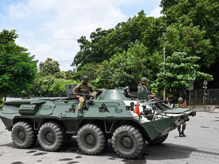 Efectivos militares y carros blindados se despliegan en las ciudades de Bangladesh por el interés del gobierno de impedir las protestas estudiantiles.