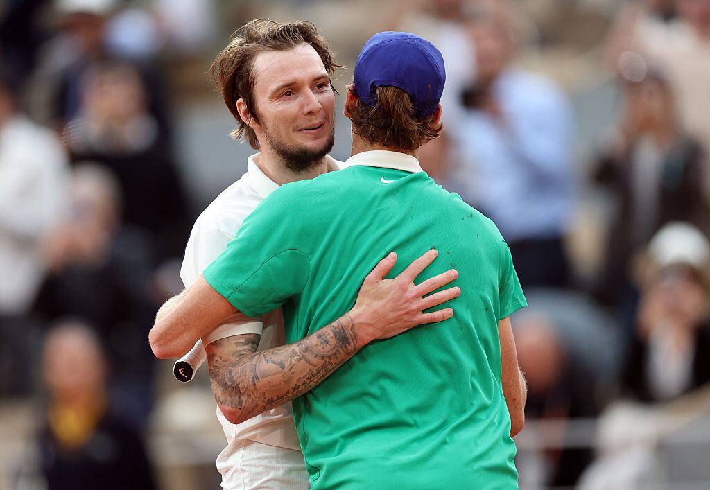 PARIS, FRANCE - JUNE 04: Jannik Sinner of Italy embraces Alexander Bublik of Kazahkstan after their quarter finals match on day eleven of The French Open at Roland Garros on June 04, 2025 in Paris, France. (Photo by Ian MacNicol/Getty Images)