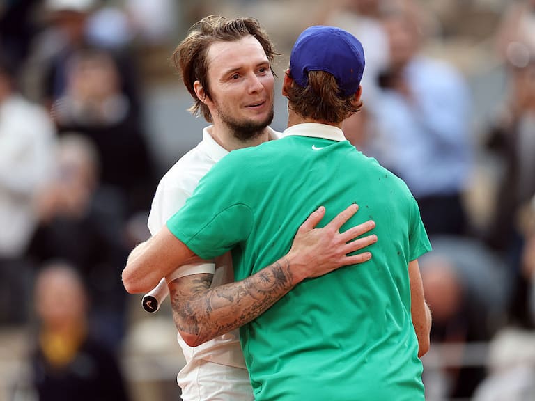 PARIS, FRANCE - JUNE 04: Jannik Sinner of Italy embraces Alexander Bublik of Kazahkstan after their quarter finals match on day eleven of The French Open at Roland Garros on June 04, 2025 in Paris, France. (Photo by Ian MacNicol/Getty Images)