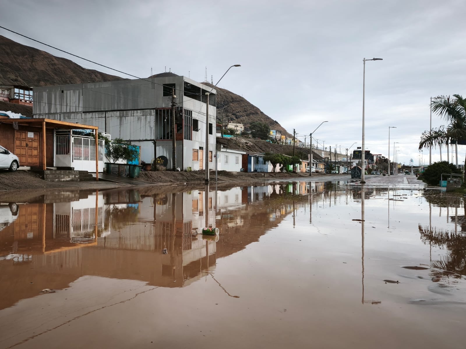 18 DE AGOSTO 2026/ TOCOPILLA
Las intensas lluvias provocaron aluviones e inundaciones que afectaron gran parte de la ciudad de Tocopilla, dejando calles convertidas en verdaderos ríos y evidenciando la magnitud de la emergencia en la zona.
Foto /AGENCIA UNO