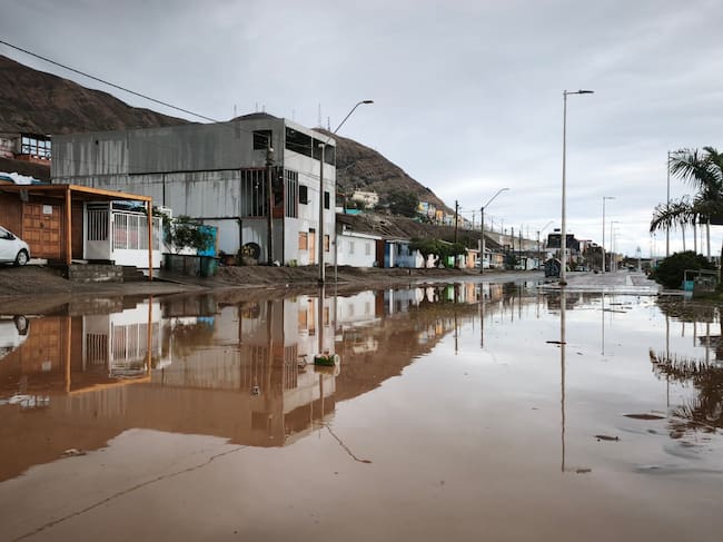 18 DE AGOSTO 2026/ TOCOPILLA
Las intensas lluvias provocaron aluviones e inundaciones que afectaron gran parte de la ciudad de Tocopilla, dejando calles convertidas en verdaderos ríos y evidenciando la magnitud de la emergencia en la zona.
Foto /AGENCIA UNO