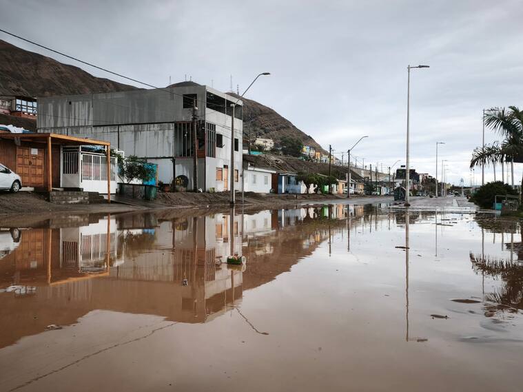 18 DE AGOSTO 2026/ TOCOPILLA
Las intensas lluvias provocaron aluviones e inundaciones que afectaron gran parte de la ciudad de Tocopilla, dejando calles convertidas en verdaderos ríos y evidenciando la magnitud de la emergencia en la zona.
Foto /AGENCIA UNO
