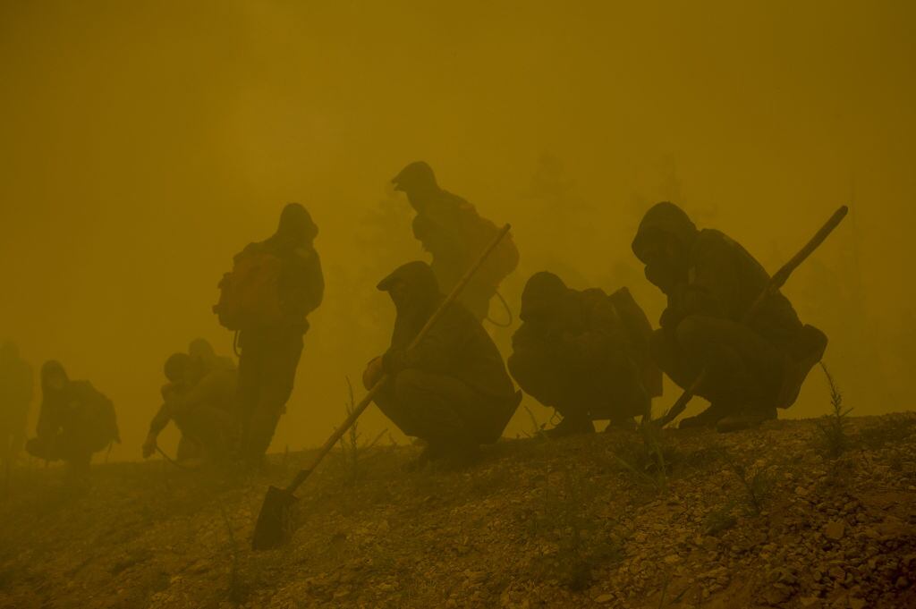 Brigadistas bajo el humo de los incendios en la región rusa de Sakha