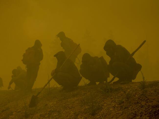Brigadistas bajo el humo de los incendios en la región rusa de Sakha