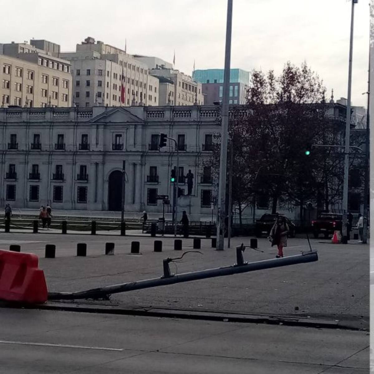Conductor de furgón chocó y volcó frente a La Moneda: manejaba en estado de ebriedad