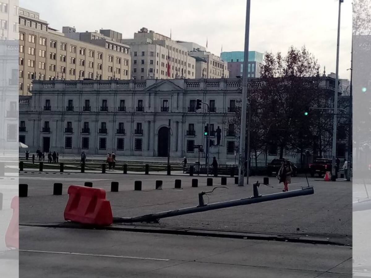 Conductor de furgón chocó y volcó frente a La Moneda: manejaba en estado de ebriedad