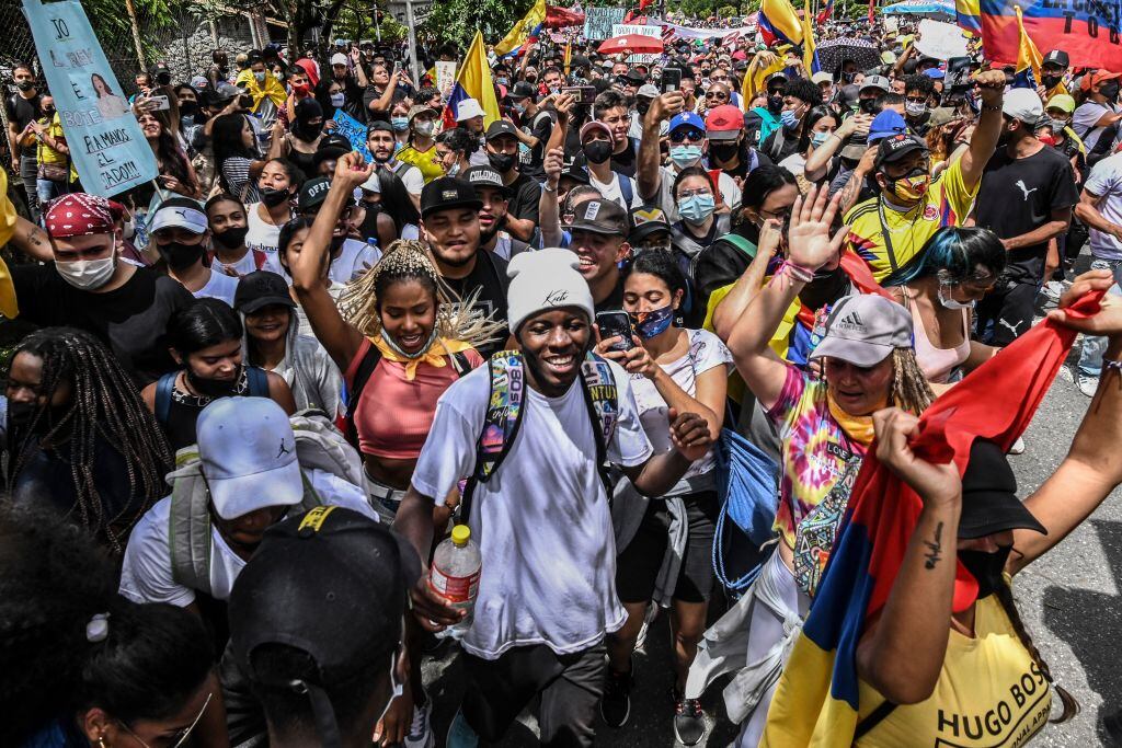 Estudiantes marchan contra el gobierno en Medellín