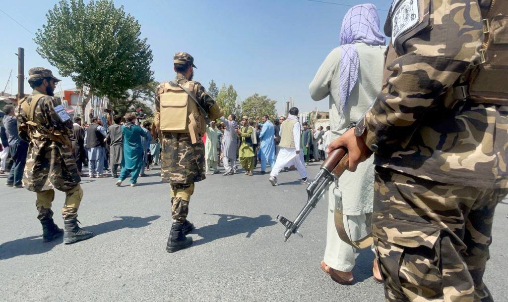 Milicianos talibanes impiden una manifestación en la ciudad de Kabul