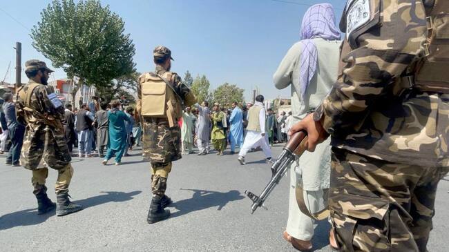 Milicianos talibanes impiden una manifestación en la ciudad de Kabul