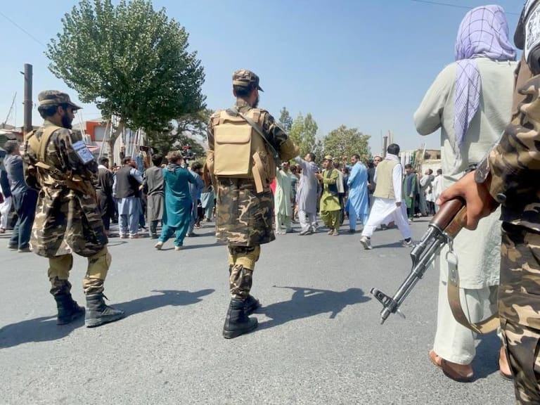 Milicianos talibanes impiden una manifestación en la ciudad de Kabul