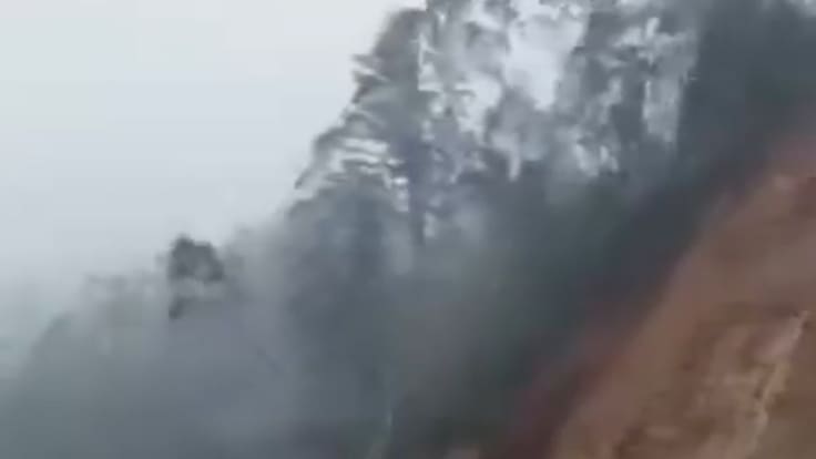 Deslizamiento de tierra corta la Ruta Corral en plena llegada del río atmosférico al sur de Chile