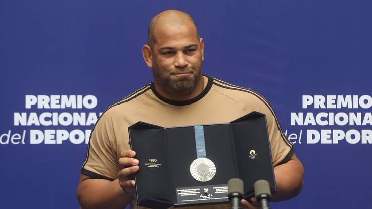 “Esto parecía imposible”: Yasmani Acosta recibe el Premio Nacional del Deporte 2024 y hace una petición al Presidente Boric