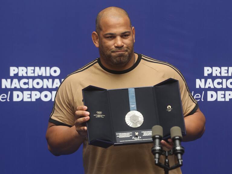 “Esto parecía imposible”: Yasmani Acosta recibe el Premio Nacional del Deporte 2024 y hace una petición al Presidente Boric