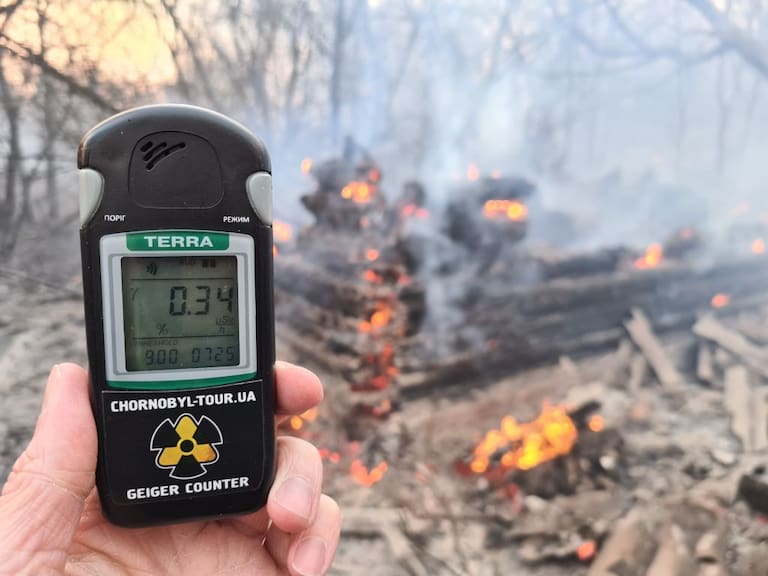 Una persona mide los niveles de radiactividad en las cercanías de Chernóbil