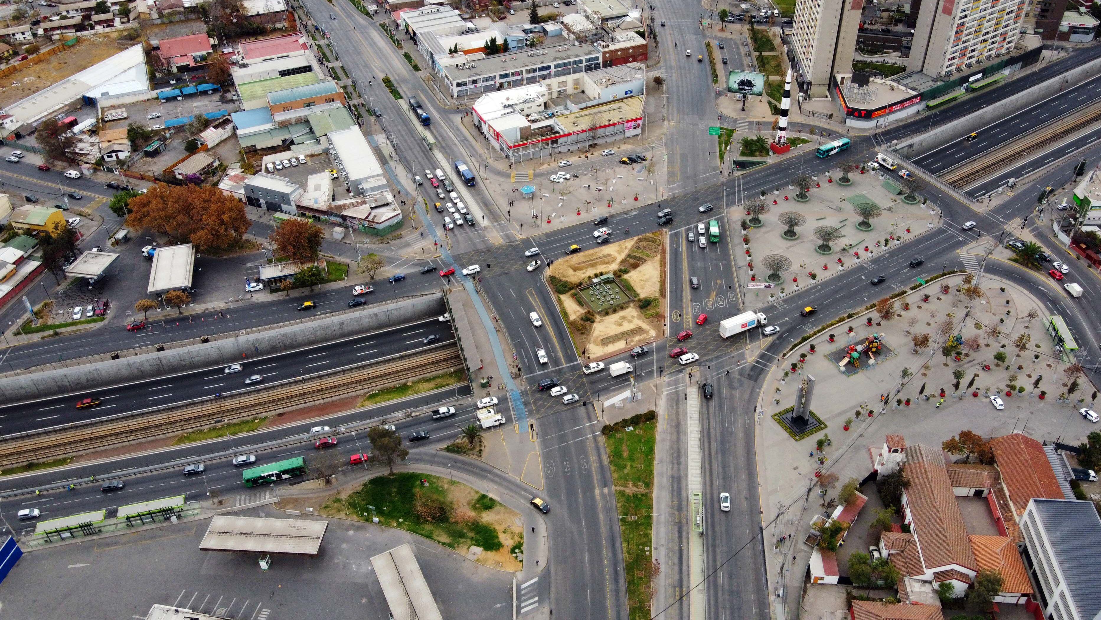 3 de junio del 2020/ SANTIAGO
Vista area de la Interseccin de Av Vicua Mackenna con Americo Vespucio, durante un gran flujo vehicular en la comuna de La Florida durante la cuarentena pandemia de COVID-19, la cual evidencia la falta de una fiscalizacin mas severa y control de permisos, y el cero respeto de algunas personas por las medidas tomadas por las autoridades.
FOTO: JOSE FRANCISCO ZUIGA /AGENCIAUNO
