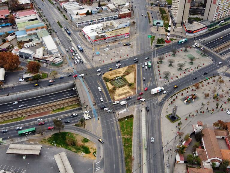 3 de junio del 2020/ SANTIAGO
Vista area de la Interseccin de Av Vicua Mackenna con Americo Vespucio, durante un gran flujo vehicular en la comuna de La Florida durante la cuarentena pandemia de COVID-19, la cual evidencia la falta de una fiscalizacin mas severa y control de permisos, y el cero respeto de algunas personas por las medidas tomadas por las autoridades.
FOTO: JOSE FRANCISCO ZUIGA /AGENCIAUNO