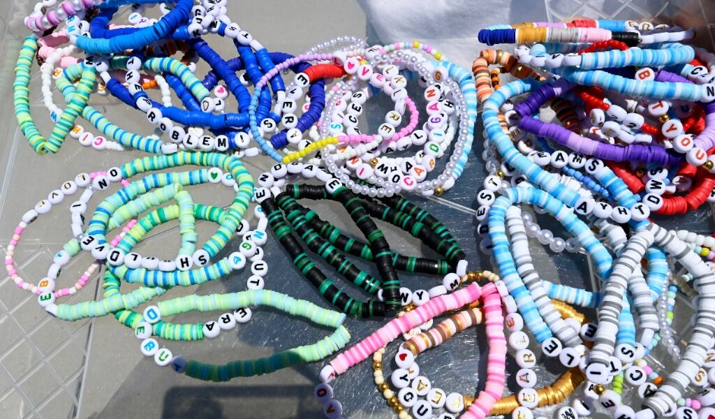 Los friendships bracelets se hacen con mostacillas y letras de colores / Foto: Getty Images