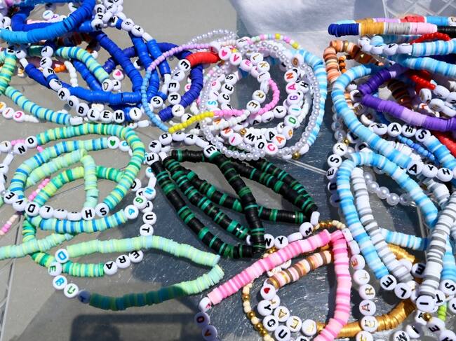 Los friendships bracelets se hacen con mostacillas y letras de colores / Foto: Getty Images