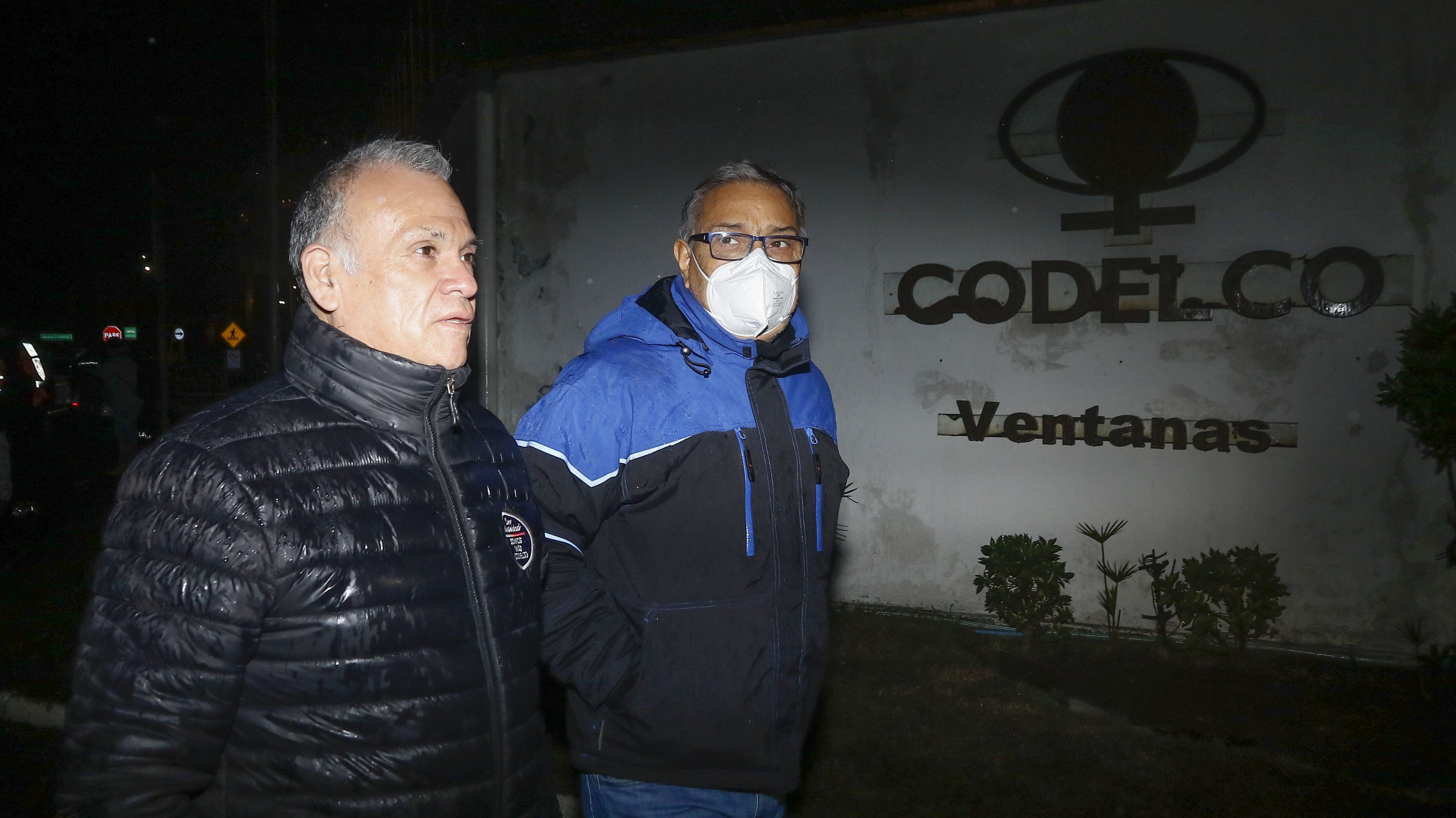 22 DE JUNIO DE 2022/PUCHUNCAVIEl dirigente de Codelco El Teniente, Marcelo Pérez (i) y el presidente de la Federación de Trabajadores del Cobre, Amador Pantoja (d), en el primer día de paro de trabajadores de Codelco Ventanas, tras los anuncios de cierre de la planta, debido a la contaminación en la zona de sacrificio de Quintero y Puchuncaví.
FOTO: LEONARDO RUBILAR CHANDIA/AGENCIAUNO