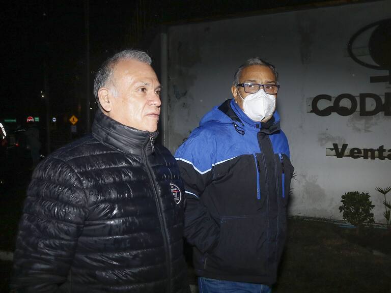 22 DE JUNIO DE 2022/PUCHUNCAVIEl dirigente de Codelco El Teniente, Marcelo Pérez (i) y el presidente de la Federación de Trabajadores del Cobre, Amador Pantoja (d), en el primer día de paro de trabajadores de Codelco Ventanas, tras los anuncios de cierre de la planta, debido a la contaminación en la zona de sacrificio de Quintero y Puchuncaví.
FOTO: LEONARDO RUBILAR CHANDIA/AGENCIAUNO