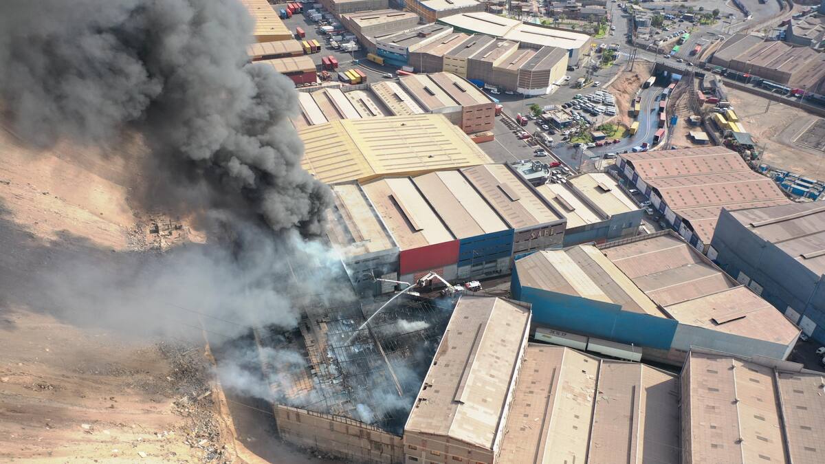 Tras más de 24 horas de trabajo: Bomberos continúa monitoreando incendio en galpones de Zofri y mall funciona con normalidad