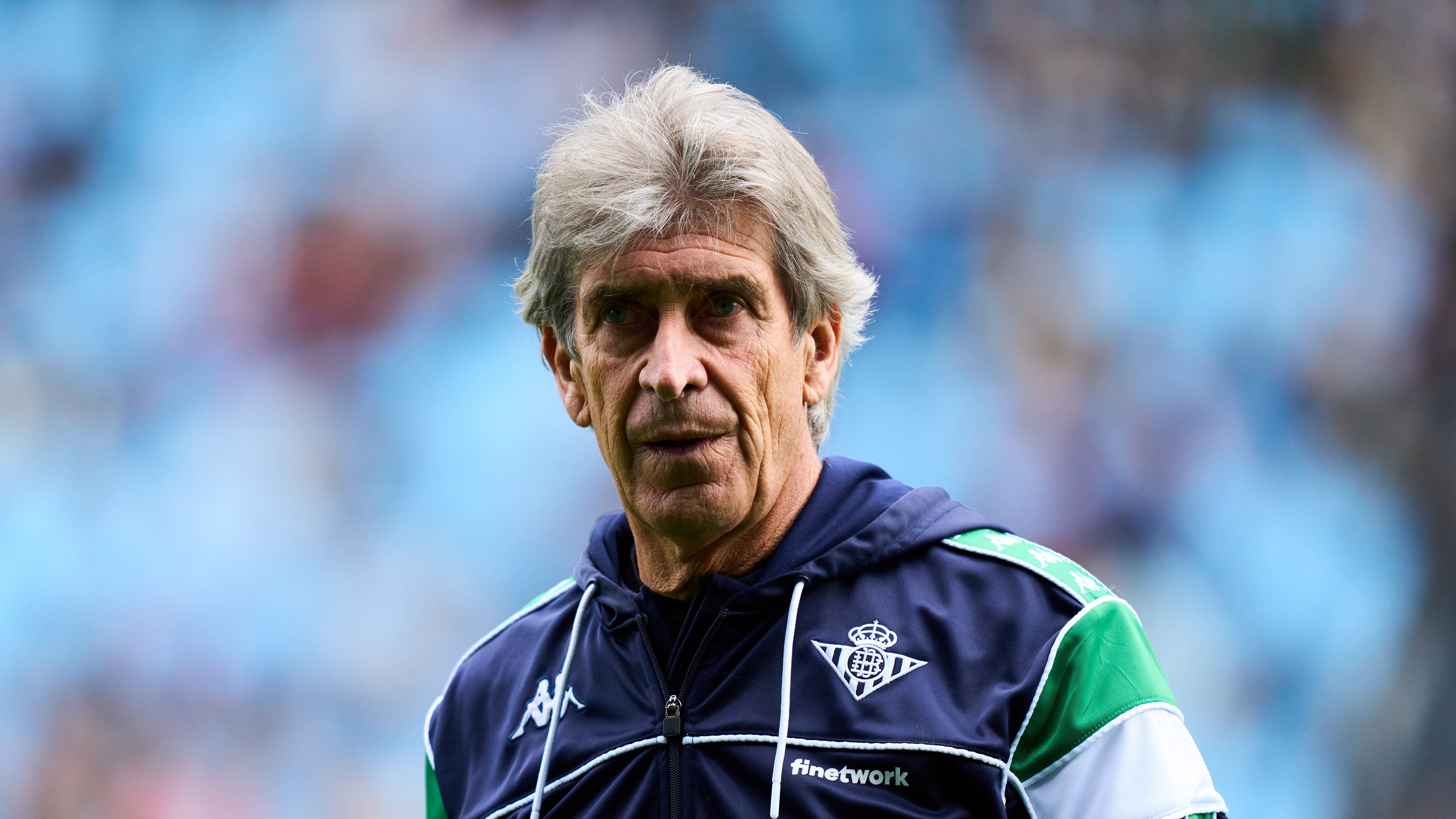 VIGO, SPAIN - MARCH 20: Head coach Manuel Pellegrini of Real Betis Balompie looks on during the LaLiga Santander match between RC Celta de Vigo and Real Betis at Abanca-Balaídos on March 20, 2022 in Vigo, Spain. (Photo by Juan Manuel Serrano Arce/Getty Images)