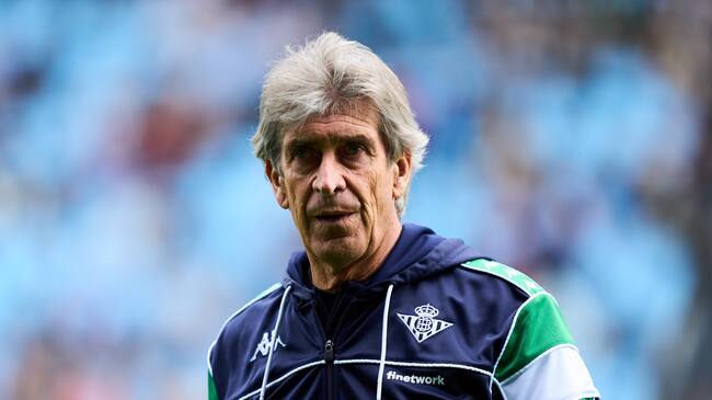 VIGO, SPAIN - MARCH 20: Head coach Manuel Pellegrini of Real Betis Balompie looks on during the LaLiga Santander match between RC Celta de Vigo and Real Betis at Abanca-Balaídos on March 20, 2022 in Vigo, Spain. (Photo by Juan Manuel Serrano Arce/Getty Images)