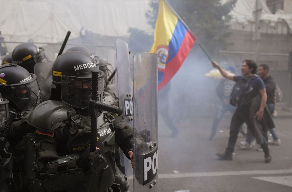 La Policía de Colombia reprimió una protesta en la ciudad de Bogotá, luego que manifestantes rodearan la sede de la Corte Suprema en la capital.
