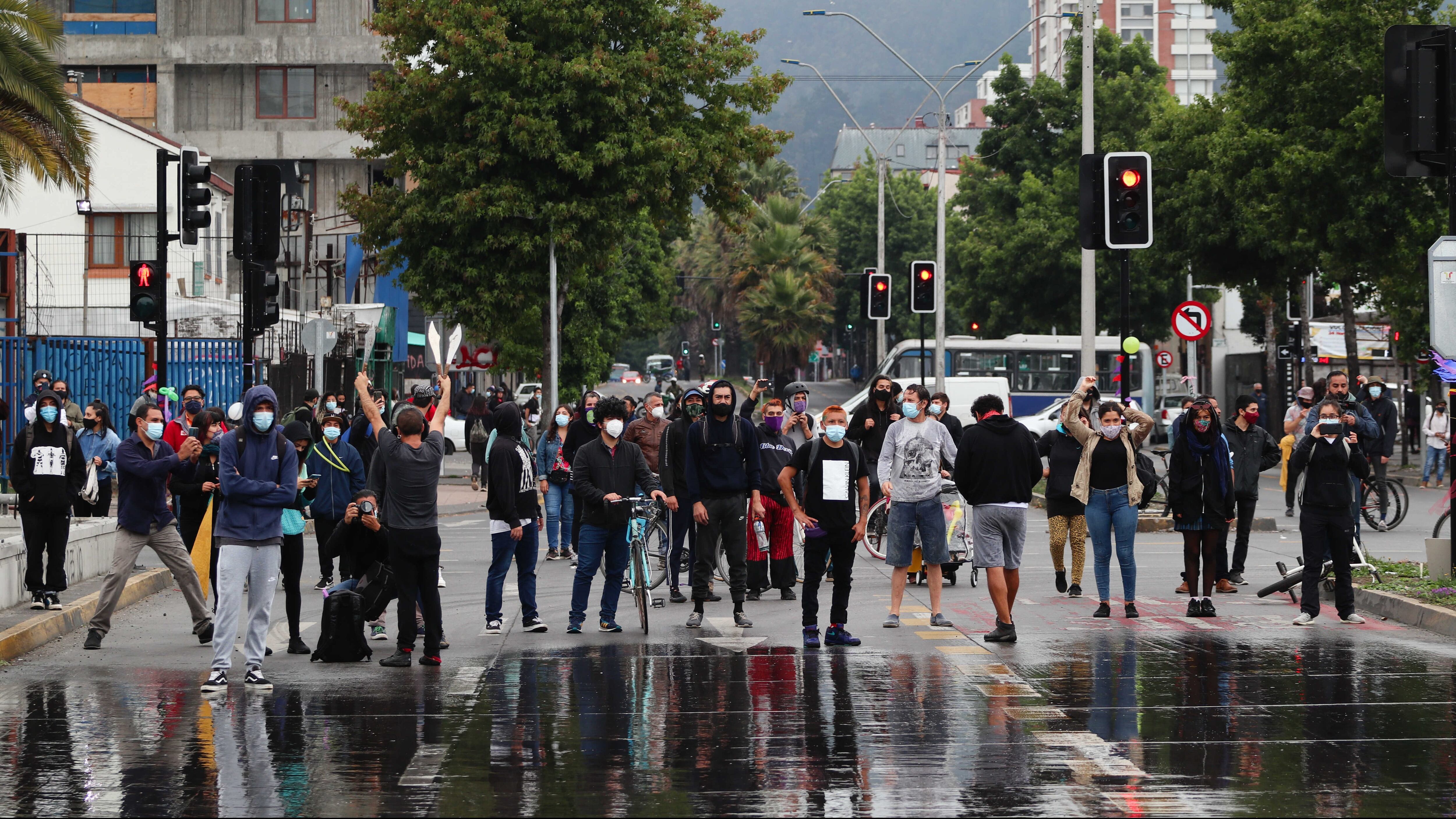 06 de Febrero de 2021 / CONCEPCION
Manifestantes protesta de forma pacifica, en manifestacion por la muerte de joven malabarista baleado por funcionarios de Carabineros de Chile en la localidad de Panguipulli, durante el estado de catastrofe de la pandemia covid-19
FOTO: RODRIGO GAJARDO / AGENCIAUNO