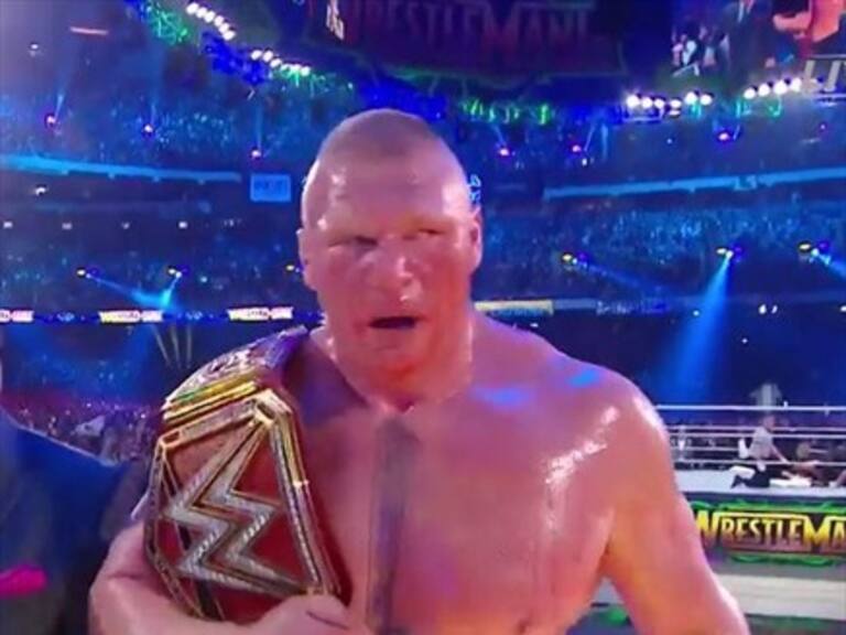 Brock Lesnar retuvo ante un ensangrentado Roman Reigns en un entretenido WrestleMania