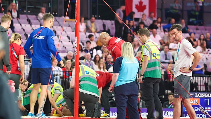 Escalofriante caída gimnasta inglés en plena competencia: fue sacado en camilla al hospital