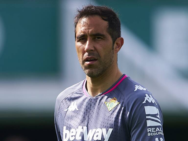 ELCHE, SPAIN - APRIL 04: Claudio Bravo of Real Betis looks on prior to the La Liga Santander match between Elche CF and Real Betis at Estadio Martinez Valero on April 04, 2021 in Elche, Spain. Sporting stadiums around Spain remain under strict restrictions due to the Coronavirus Pandemic as Government social distancing laws prohibit fans inside venues resulting in games being played behind closed doors. (Photo by Francisco MaciaQuality Sport Images/Getty Images)
