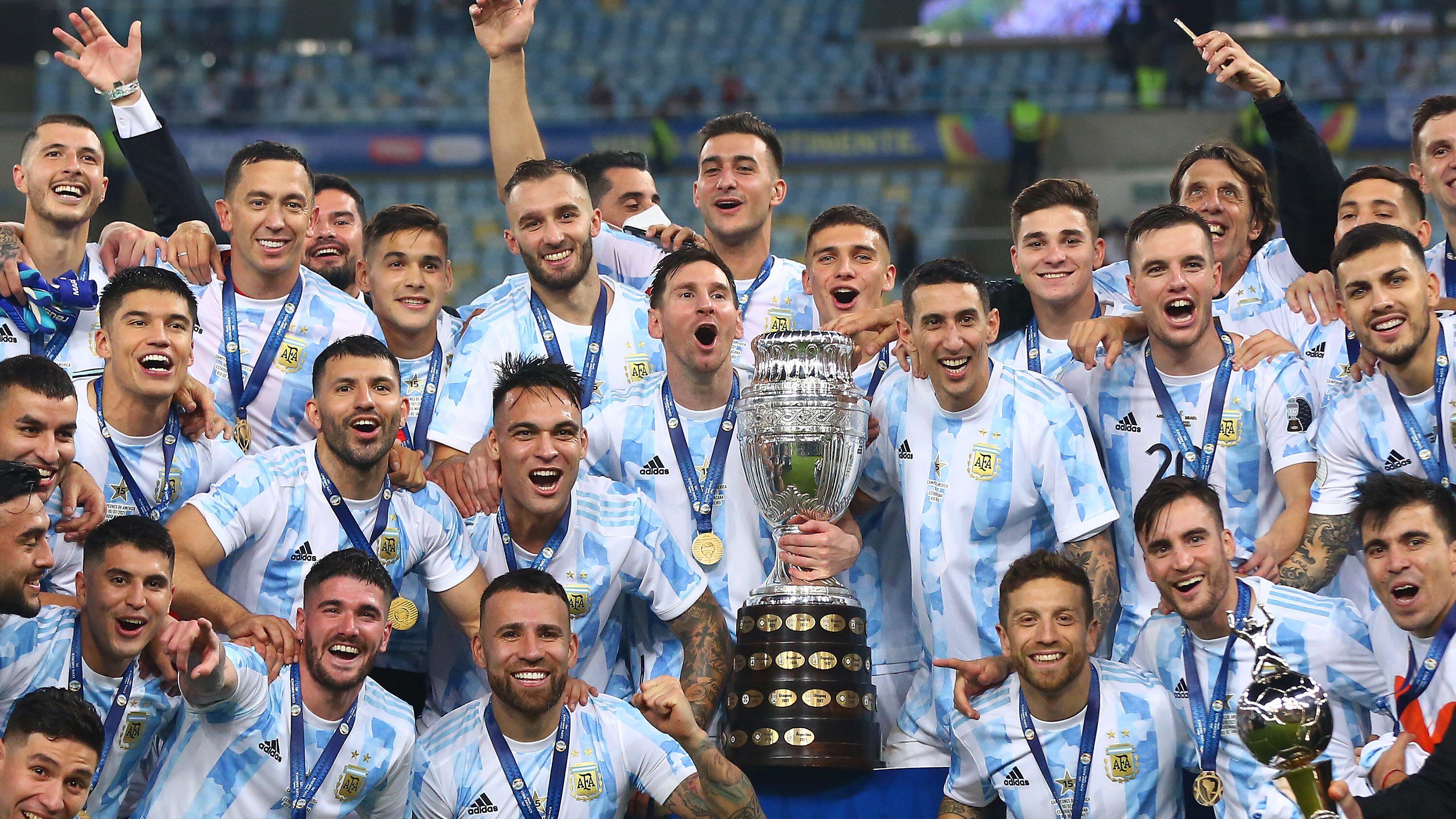 RIO DE JANEIRO, BRAZIL - JULY 10: Lionel Messi and Angel Di Maria of Argentina along with teammates pose with the trophy after winning the final of Copa America Brazil 2021 between Brazil and Argentina at Maracana Stadium on July 10, 2021 in Rio de Janeiro, Brazil. (Photo by Buda Mendes/Getty Images)