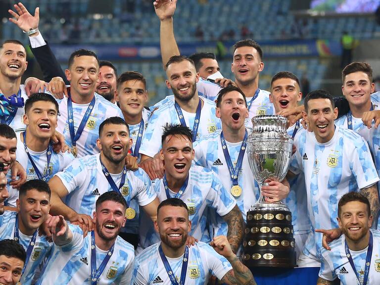 RIO DE JANEIRO, BRAZIL - JULY 10: Lionel Messi and Angel Di Maria of Argentina along with teammates pose with the trophy after winning the final of Copa America Brazil 2021 between Brazil and Argentina at Maracana Stadium on July 10, 2021 in Rio de Janeiro, Brazil. (Photo by Buda Mendes/Getty Images)