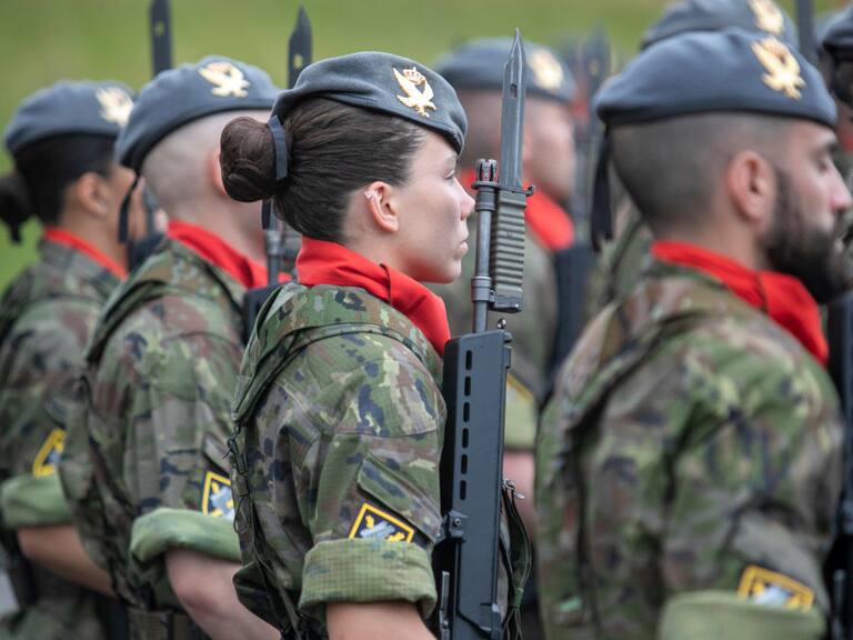 Soldados son parte de una parada militar en España