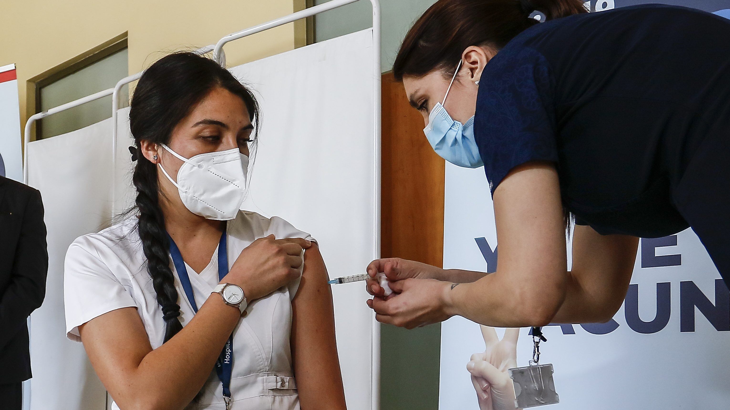 05 DE ENERO DE 2021 / VALPARAISOUna funcionaria de Salud recibe la Vacuna, tras la llegada de las primeras vacunas contra el Covid-19 al Hospital Carlos Van Buren para ser implementadas a trabajadores del área de la salud
FOTO: CEDIDA / AGENCIAUNO