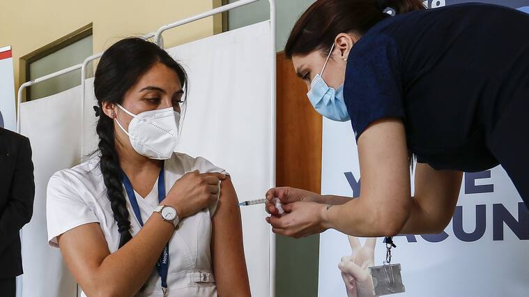 05 DE ENERO DE 2021 / VALPARAISOUna funcionaria de Salud recibe la Vacuna, tras la llegada de las primeras vacunas contra el Covid-19 al Hospital Carlos Van Buren para ser implementadas a trabajadores del área de la salud
FOTO: CEDIDA / AGENCIAUNO