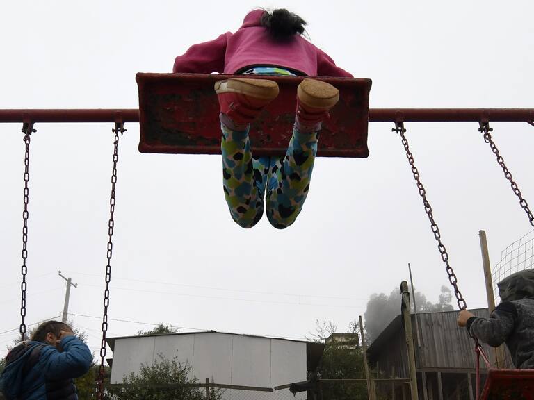 01 DE MARZO DE 2021 / QUILPUÉ Fotografías temáticas sobre la desprotección, maltrato y abuso infantil. Niños y niñas juegan sin acompañamiento de un adulto en una población.
FOTO: PABLO OVALLE ISASMENDI / AGENCIAUNO