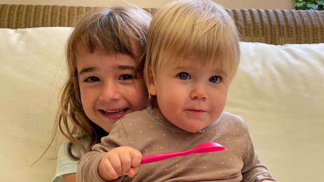 Las hermanas Olivia y Anna, quienes fueron secuestradas por su padre. Foto: SOS Emergencias – El País